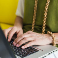 un hombre escribiendo en un teclado portátil