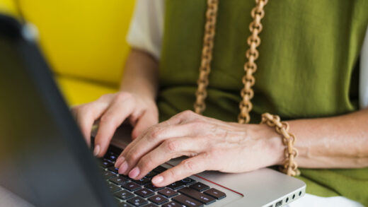 un hombre escribiendo en un teclado portátil