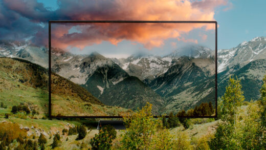 Televisión con montañas de fondo